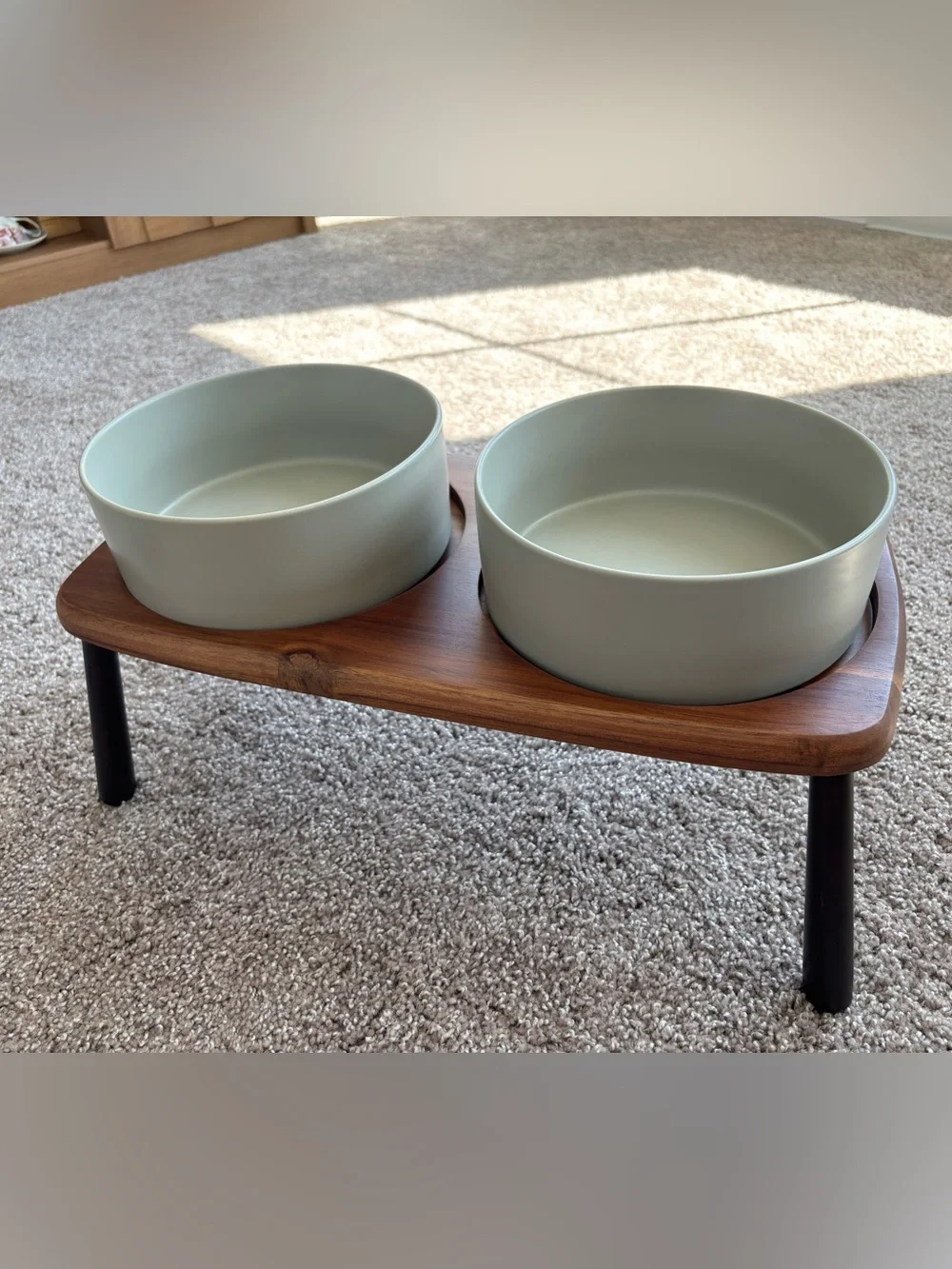 Elevated Ceramic Double Dog Bowl with Raised Arcacia Bamboo Stand